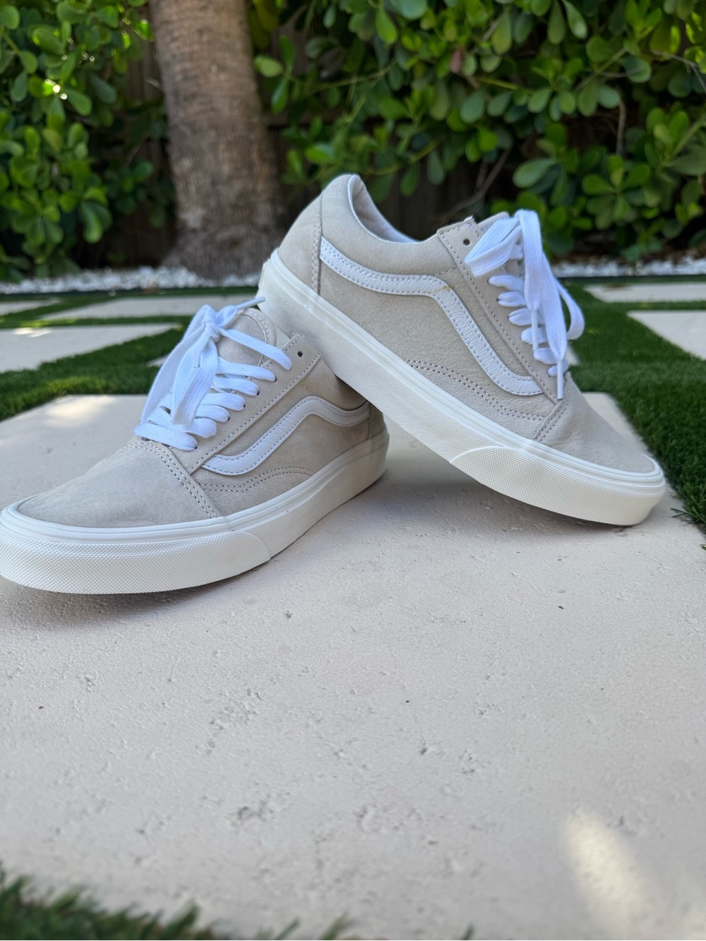 Vans women Old Skool Low-Top Sneakers in Light Beige and White